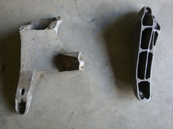 GOOD USED pair of LEFT and RIGHT side VW factory Cast Aluminum engine Mounting Brackets to fit VW Vanagon Diesel, 1981-1982. These are a must-have if you are planning to install an inline VW/Audi 4-cylinder gasoline or diesel/turbo-diesel engine into your Vanagon.